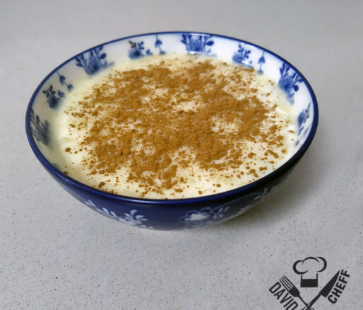 cuenco de arroz con leche de coco