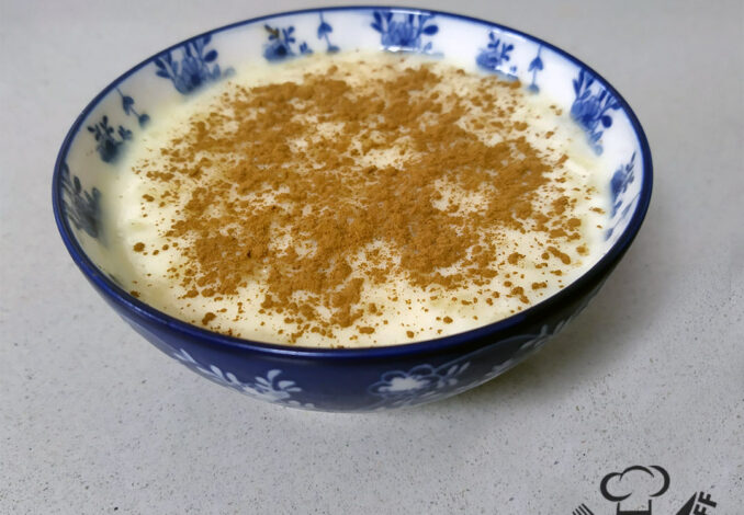 cuenco de arroz con leche de coco