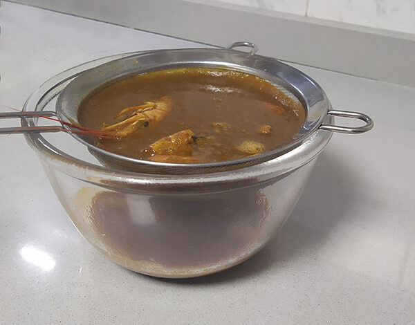 caldo colado con colador