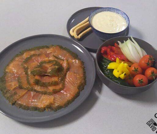 Presentación de salmón marinado con una salsa de yogur y crudité