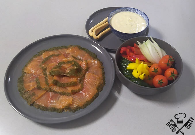 Presentación de salmón marinado con una salsa de yogur y crudité