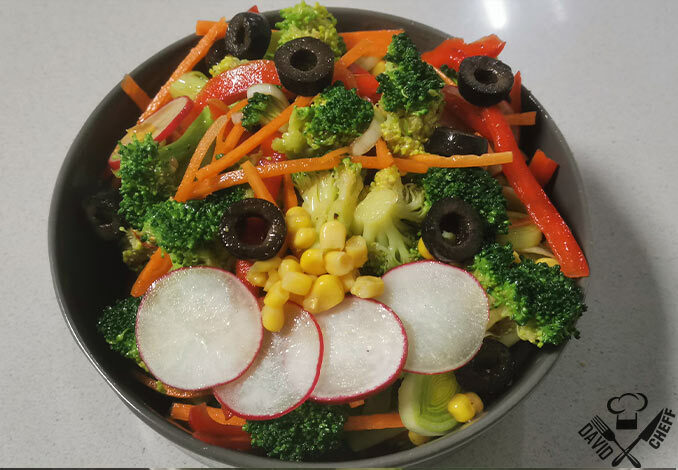 Emplatado de una ensalada de brocoli